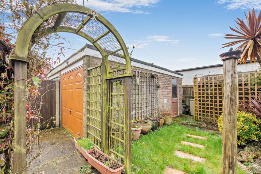 Images for Holly Tree Close, Kingswood